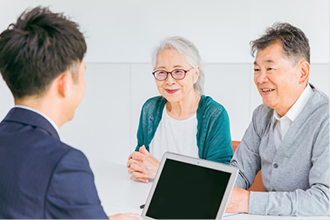 税理士に相談をする夫婦
