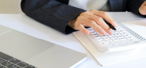 電卓で計算している人