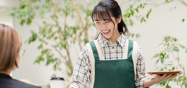 アルバイトをする大学生